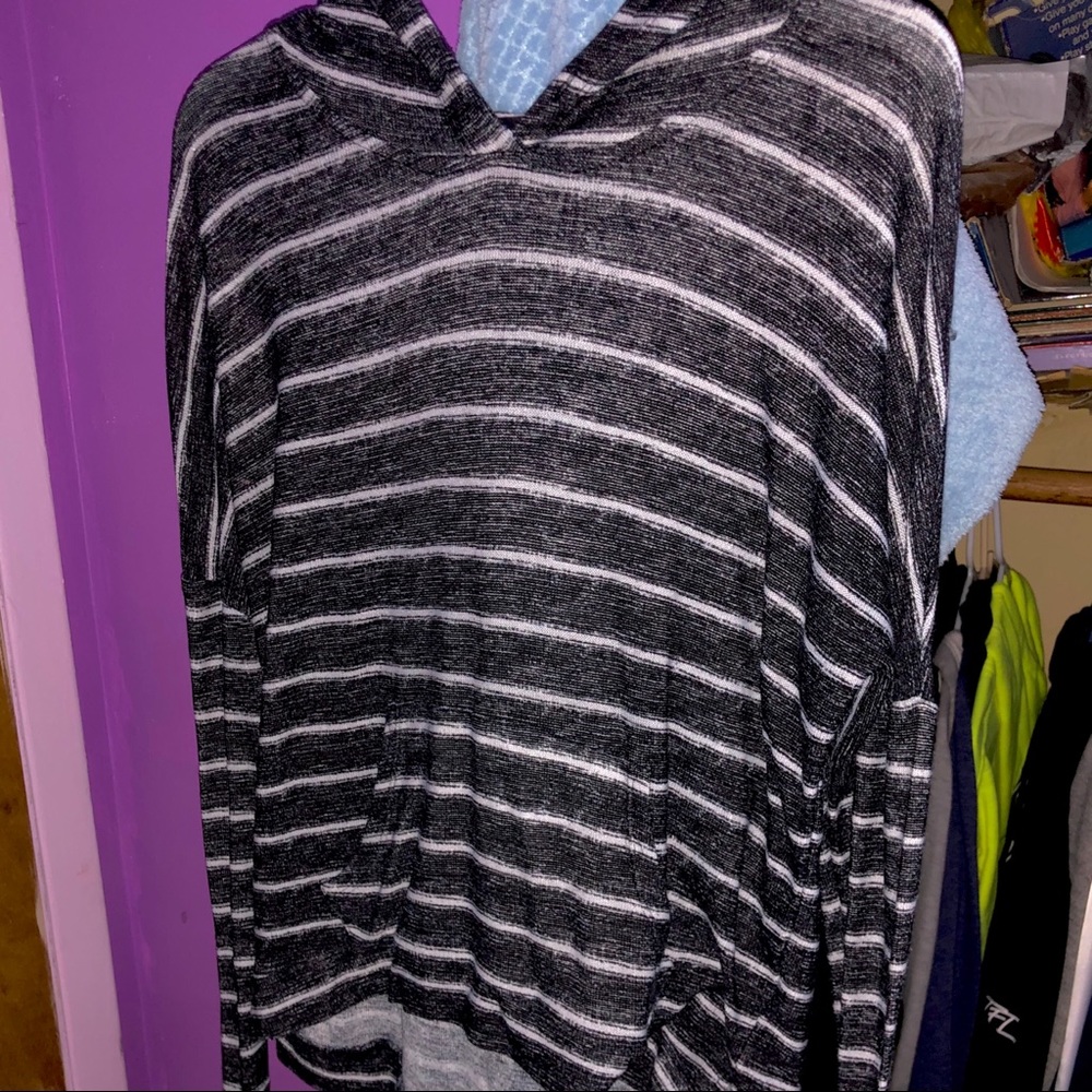 HORIZONTALLY STRIPED CROP HOODIE